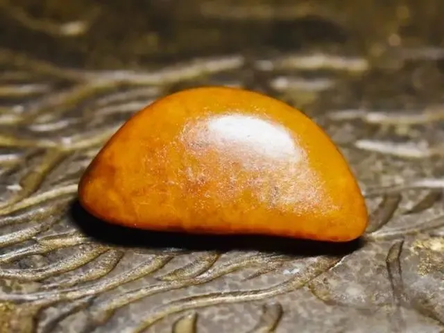 不输黄玉的籽料皇族！和田玉沁料&ldquo;栗子黄&rdquo;！